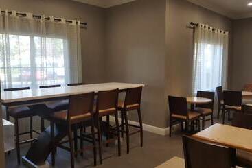 هتل Best Western Plus Delta Inn & Suites