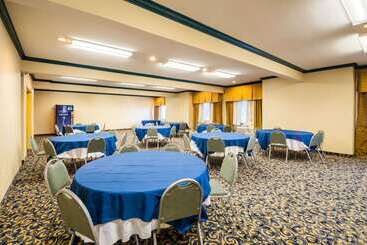 هتل Comfort Inn & Suites