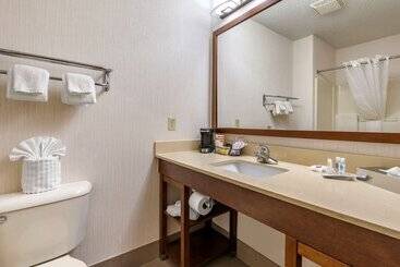 هتل Comfort Suites North