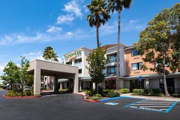 هتل Courtyard By Marriott Oakland Airport