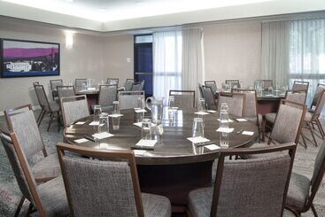 هتل Courtyard By Marriott Oakland Airport