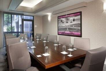 هتل Courtyard By Marriott Oakland Airport