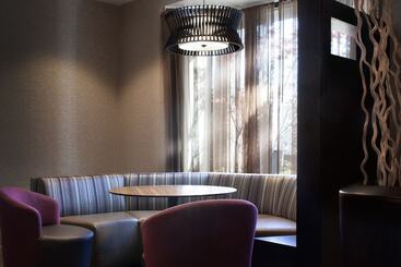 هتل Courtyard By Marriott Oakland Airport