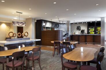 هتل Courtyard By Marriott Oakland Airport