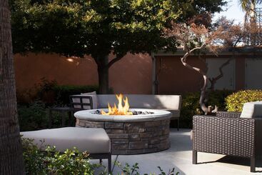 هتل Courtyard By Marriott Oakland Airport