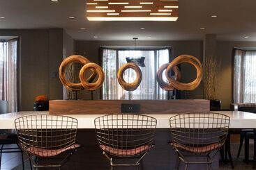 هتل Courtyard By Marriott Oakland Airport
