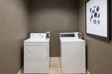 هتل Courtyard By Marriott Oakland Airport