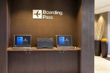 هتل Courtyard By Marriott Oakland Airport