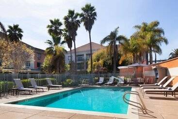 هتل Courtyard By Marriott Oakland Airport