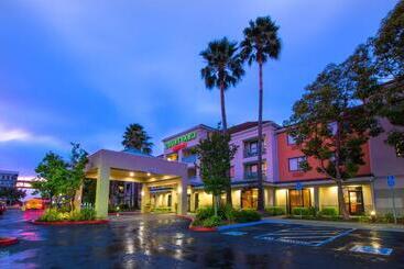 هتل Courtyard By Marriott Oakland Airport