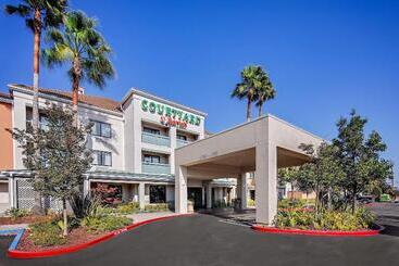 هتل Courtyard By Marriott Oakland Airport
