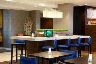 هتل Courtyard By Marriott Oakland Airport