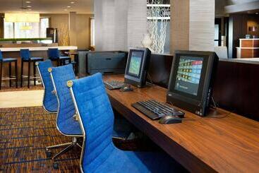 هتل Courtyard By Marriott Oakland Airport