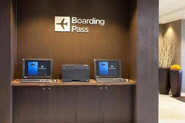 هتل Courtyard By Marriott Oakland Airport