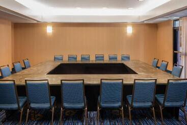 هتل Courtyard By Marriott Oakland Airport