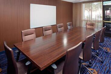 هتل Courtyard By Marriott Oakland Airport