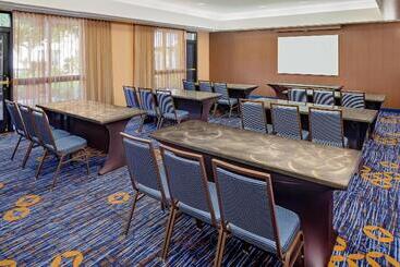 هتل Courtyard By Marriott Oakland Airport