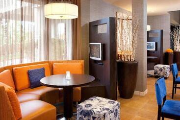 هتل Courtyard By Marriott Oakland Airport