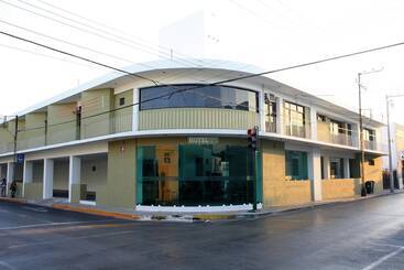 فندق Embajadores