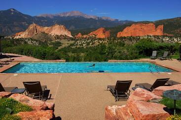 هتل Garden Of The Gods Resort & Club
