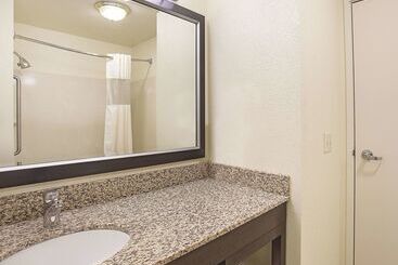 هتل La Quinta Inn & Suites By Wyndham Central Point  Medford