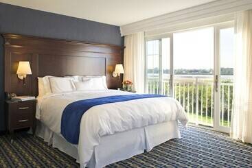 Newport Beach Hotel & Suites