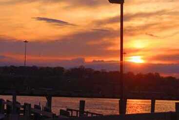 هتل Thames Inn And Marina