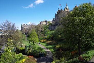 هتل Travelodge Edinburgh Central Queen Street
