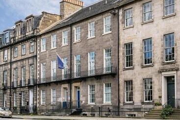 هتل Travelodge Edinburgh Central Queen Street