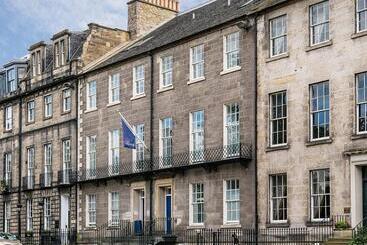 هتل Travelodge Edinburgh Central Queen Street