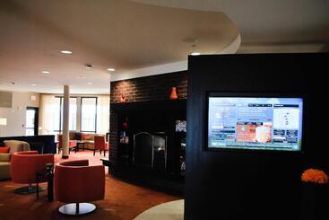 هتل Courtyard Salina