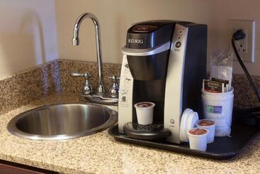 هتل Holiday Inn Express & Suites Youngstown West   Austintown By Ihg