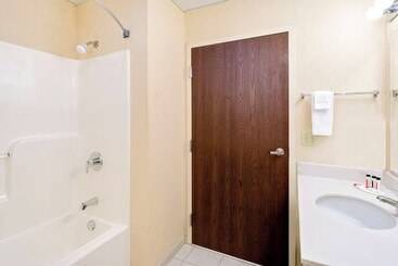 Magnuson Hotel West Liberty