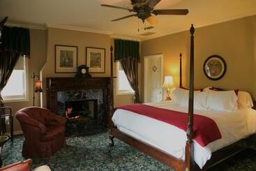 هتل The Sanford House Inn & Spa