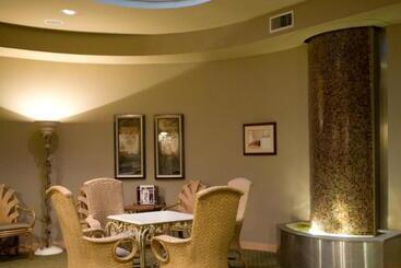 هتل The Sanford House Inn & Spa