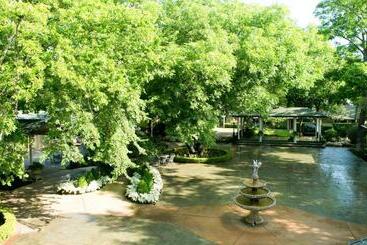 هتل The Sanford House Inn & Spa