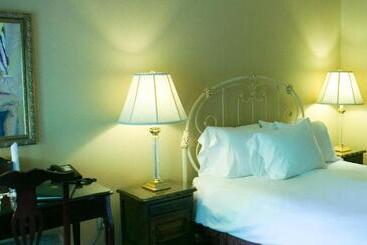 هتل The Sanford House Inn & Spa