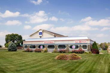 هتل Travelodge By Wyndham North Platte
