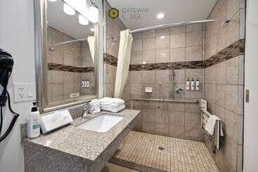 مُتل Gateway Lodge