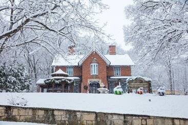 The Steamboat House Bed & Breakfast
