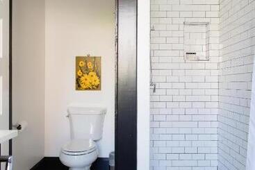 تختخواب و صبحانه The Dwell Hotel, A Member Of Design Hotels