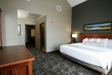 Casper C Mon Inn Hotel & Suites