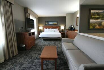 Casper C Mon Inn Hotel & Suites