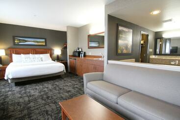 Casper C Mon Inn Hotel & Suites