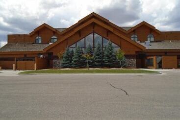 Casper C Mon Inn Hotel & Suites