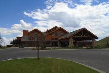 Casper C Mon Inn Hotel & Suites