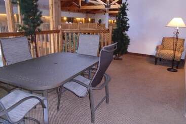 Casper C Mon Inn Hotel & Suites