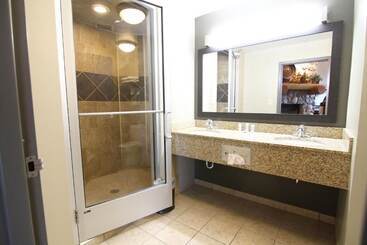 Casper C Mon Inn Hotel & Suites