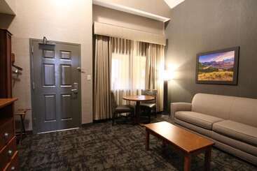 Casper C Mon Inn Hotel & Suites