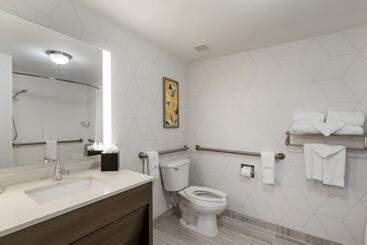 هتل Comfort Inn & Suites Hampton Near Coliseum